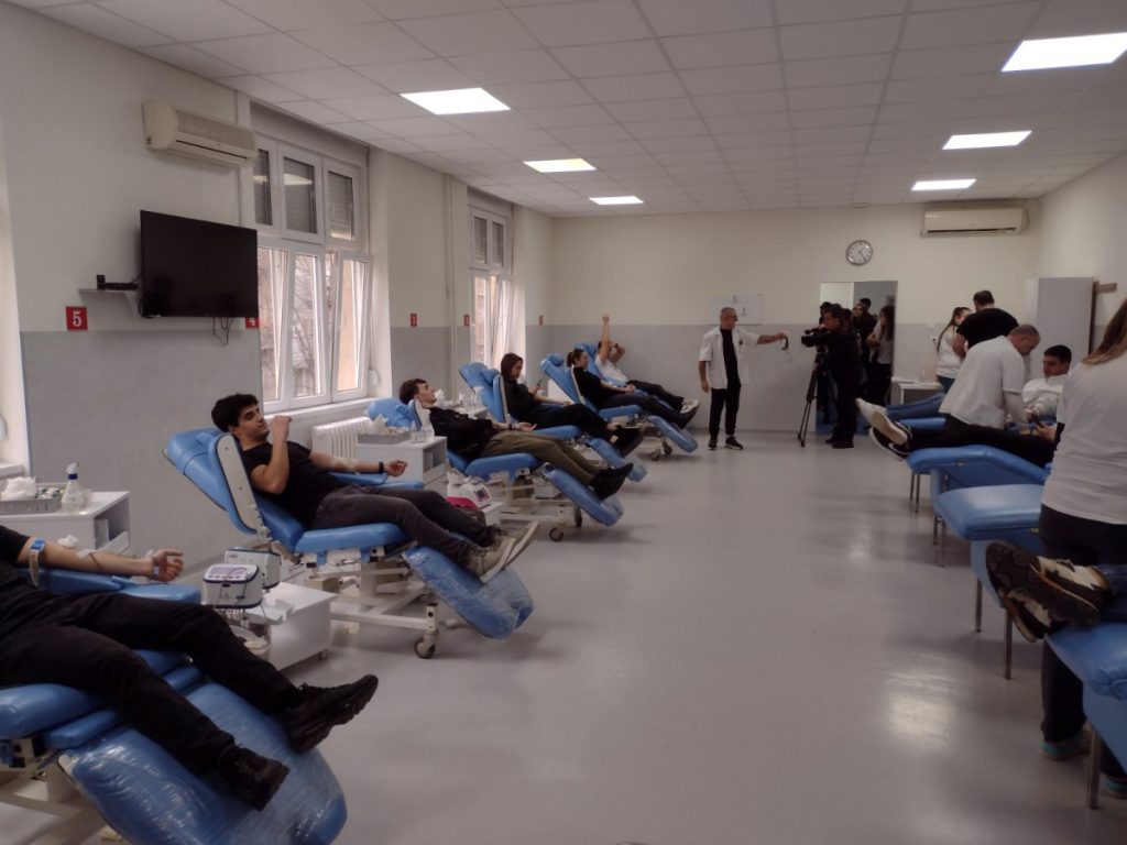 СТИГЛА ПУНА ТРИ АУТОБУСА ИЗ БИЈЕЉИНЕ У БЕОГРАД: Више од стотину људи до сада дало крв за младу Ану (19) (ФОТО)
