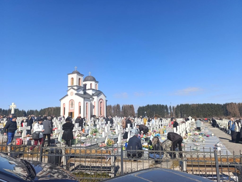 VELIKE ZADUŠNICE NA NOVOM ZEJTINLIKU: Hiljade ljudi iz svih krajeva Srpske obišli grobove najmilijih (FOTO)