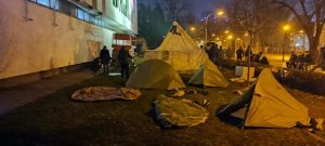 ЖЕЛЕ ДА ПРАТЕ ПОСЕБНУ СЈЕДНИЦУ: Грађани поставили шаторе испред НСРС (ФОТО)