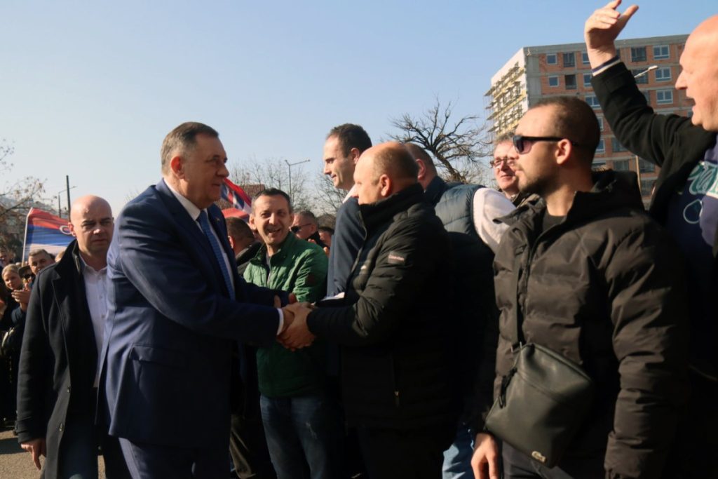 „БиХ ЋЕ СЕ РАСПАСТИ“: Ћосић очекује ослобађајућу пресуду за предсједника Српске (ФОТО/ВИДЕО)