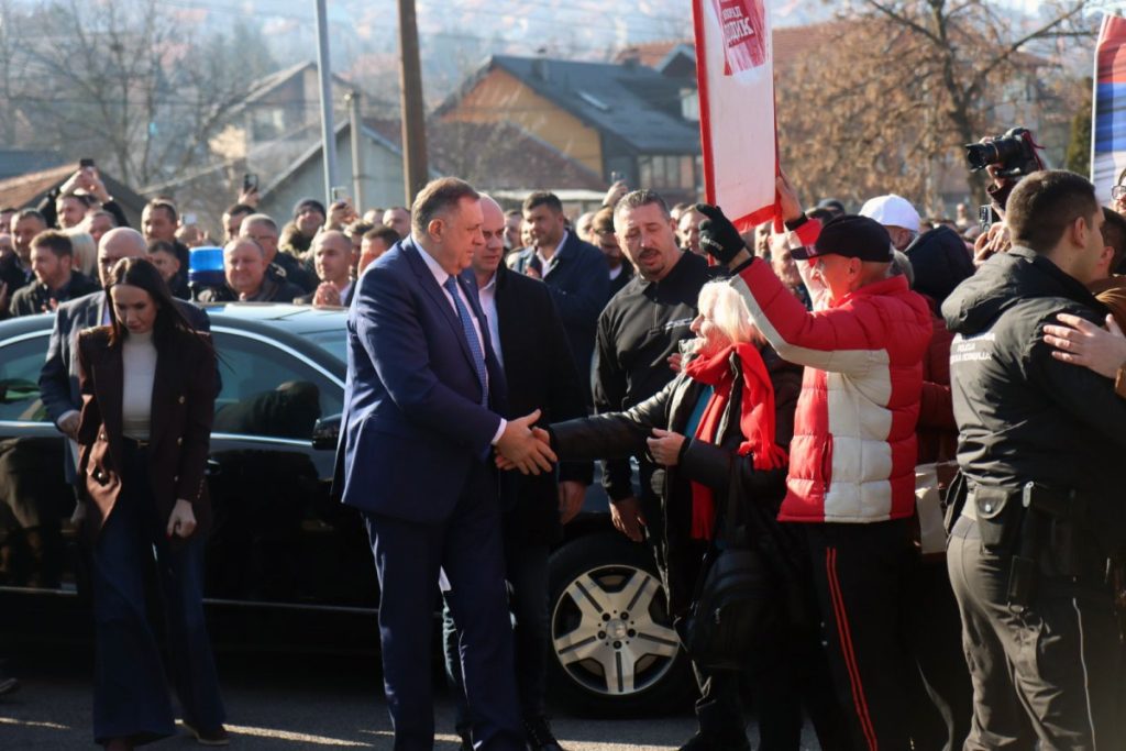„SVAKI SRBIN JE DODIK“: Predsjednik Srpske uz veliki aplauz stigao u Sud BiH (FOTO)
