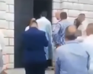 DRAMATIČAN SNIMAK IZ CRKVE: Sveštenik se derao na trudnu mladu! (VIDEO)