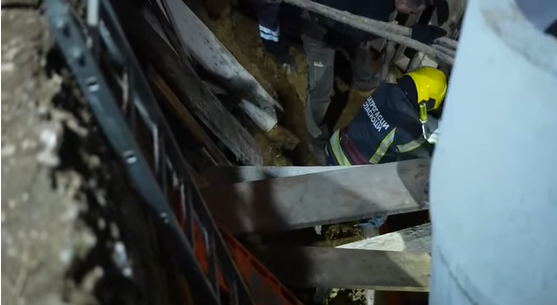 MILAN BIO OSAM SATI ZAGLAVLJEN POD ZEMLJOM: Kolege ga prvo ga otkopavale bagerom, a onda rukama (VIDEO)