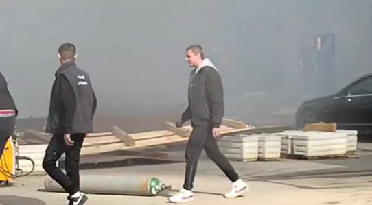 UGAŠEN POŽAR U DRAGOČAJU: Sumnja se da je uzrok buktinje otpad koji je stajao pored zgrade (VIDEO)