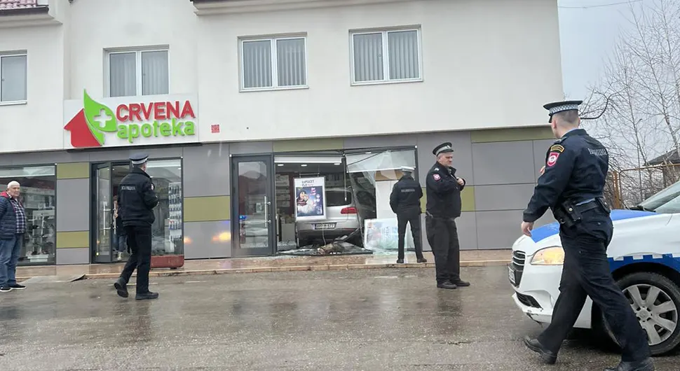 AUTOMOBILOM ULETIO U APOTEKU: Jeziva saobraćajka u Trnu (FOTO)