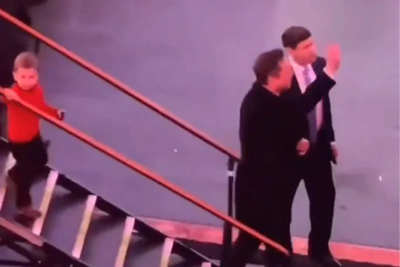 VIRALAN SNIMAK: Maska kritikovali jer je naizgled zaboravio sina, duža verzija otkrila šta se zapravo desilo (VIDEO)