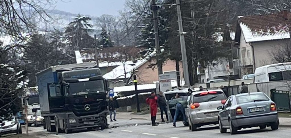 ДЕТАЉИ НЕСРЕЋЕ КОД ДОБОЈА: Погинула старија жена на путу