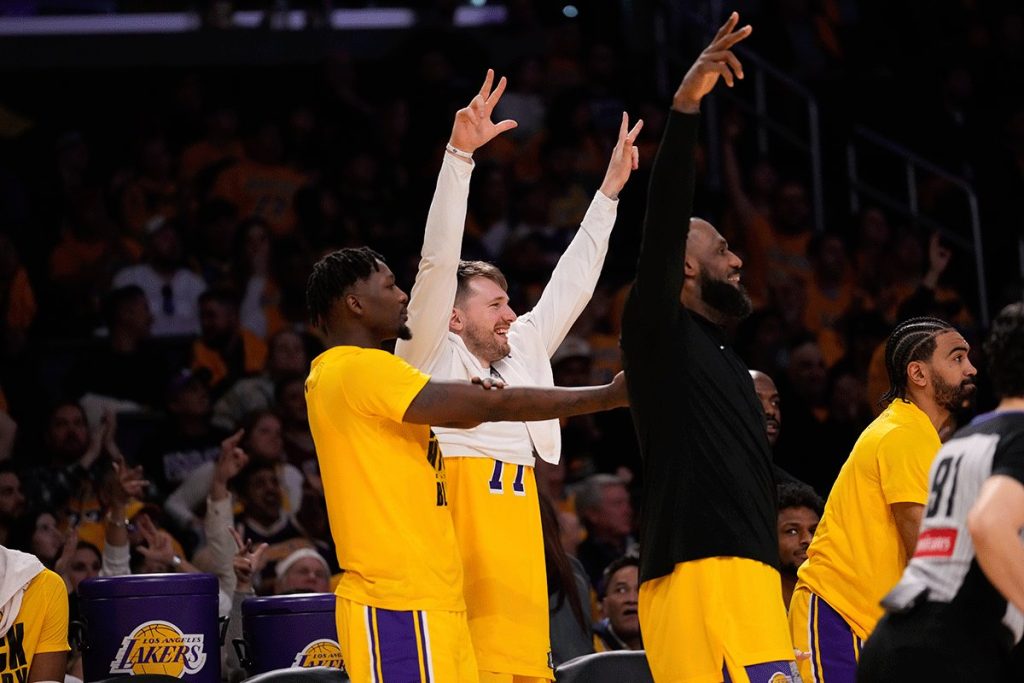 DONČIĆ DEBITOVAO ZA LEJKERSE: Zagrijavao se uz pjesmu Ane Bekute (VIDEO)