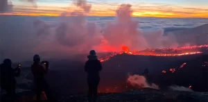 STANOVNIŠTVO SICILIJE U PANICI: Erupcija vulkana Etna prekrivenog snijegom (VIDEO)