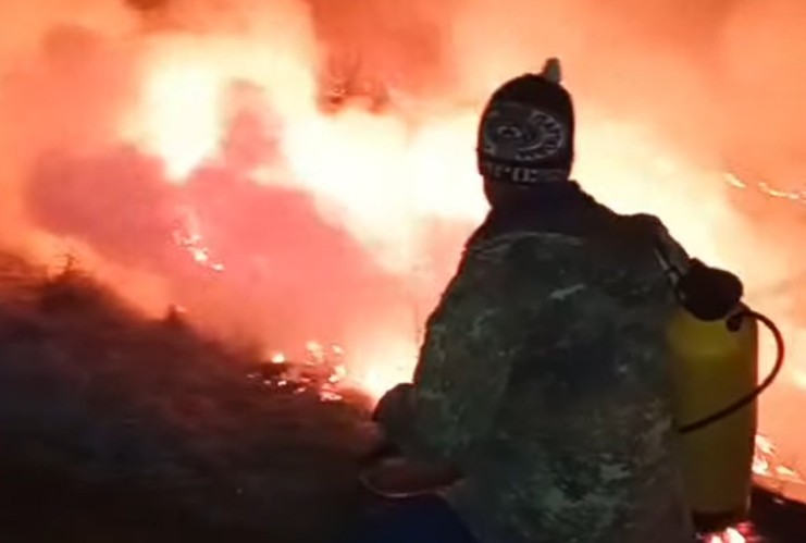 ДРАМАТИЧНИ ПРИЗОРИ ИЗНАД ГАЦКА: Огроман пожар избио на брду Гат (ВИДЕО)