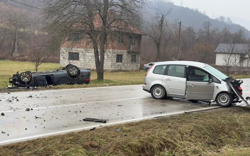 JEDNO AUTO POTPUNO SMRKANO, DRUGO ZAVRŠILO NA KROVU: Jedna osoba poginula u teškoj nesreći kod Bratunca