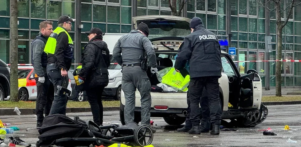 AVGANISTANAC AUTOMOBILOM ULETIO U MASU DEMONSTRANATA: Povrijeđeno 28 ljudi u Minhenu (FOTO)