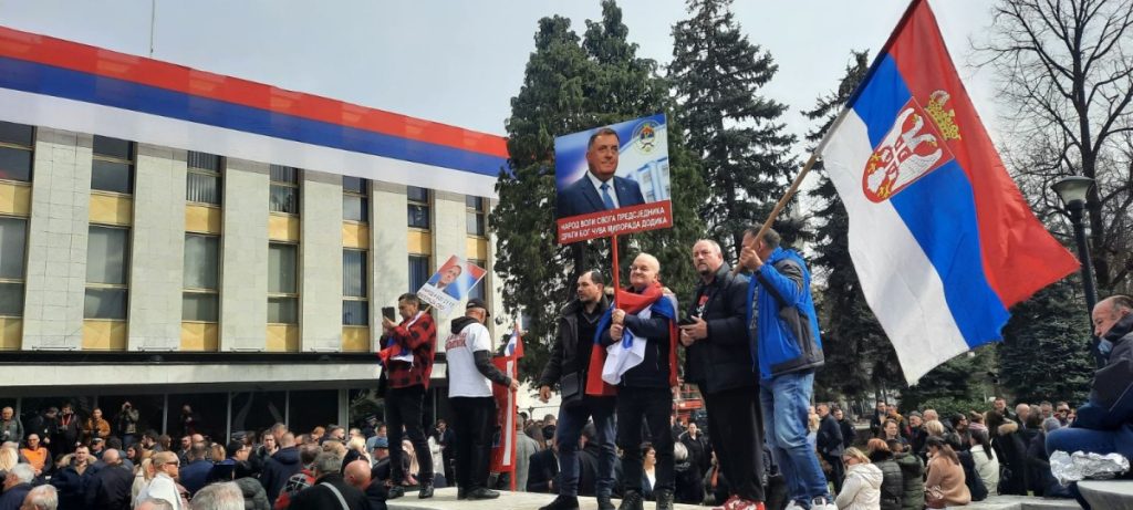 MITING ISPRED NARODNE SKUPŠTINE: Da li je ovo kraj mira na Balkanu? Da li Zapad ponovo donosi ili izaziva rat?! (FOTO/VIDEO)