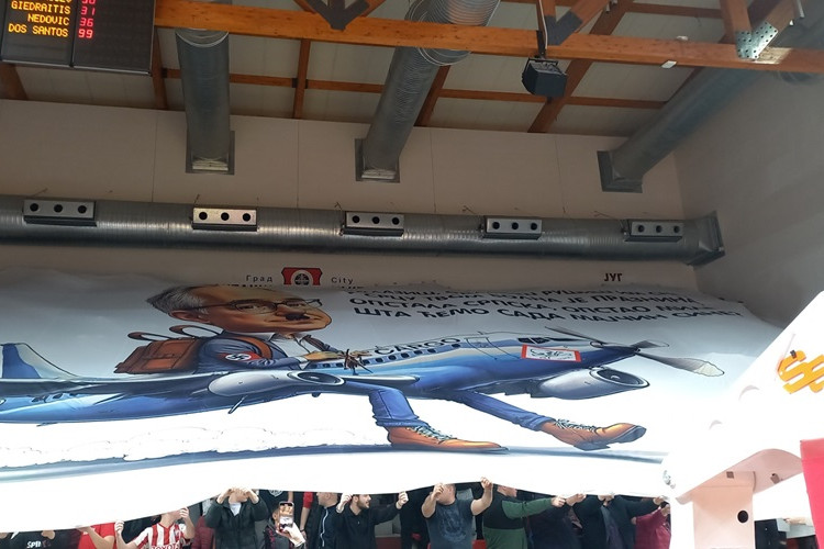 „OPSTALA SRPSKA, OPSTAO MILE“: Navijači Igokee transparentom proslavili odlazak Marfija (VIDEO)