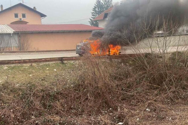 JEZIVA SCENA: Gori auto u Glamočanima (VIDEO)