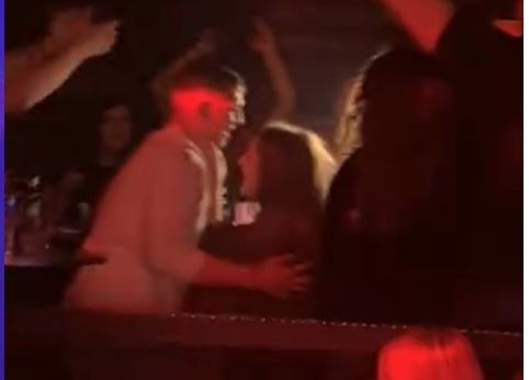 PROSIDBA U TESLIĆU: Mladić izvadio prsten, a djevojka od šoka uradila ovo (VIDEO)