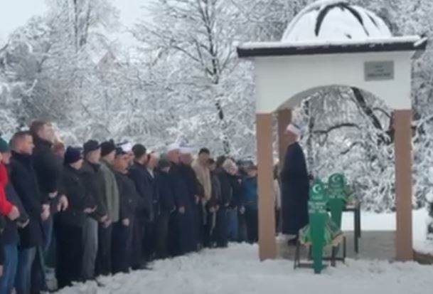 TUGA DO NEBA: Ožalošćena porodica i prijatelji oprostili se od Inele (37) i Tarika (13) ubijenih u Kalesiji (VIDEO)