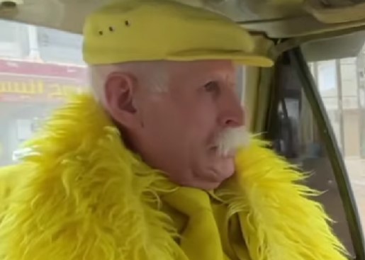 „ШИРИ РАДОСТ У РУШЕВИНАМА“: Сиријац 42 године носи само жуту одјећу, познато и зашто (ВИДЕО)