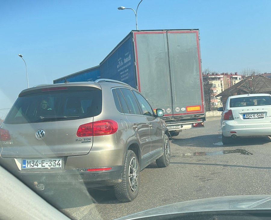 UDES U BANJALUCI: Sudarili se kamion i automobil u kružnom toku, nastale ogromne gužve