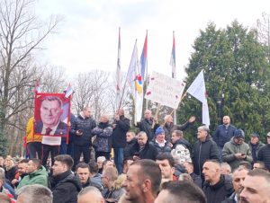 POGLEDAJTE ATMOSFERU SA NARODNOG MITINGA U BANJALUCI: Građani Srpske stali uz Dodika, pokazali zanimljive transparente (FOTO/VIDEO)