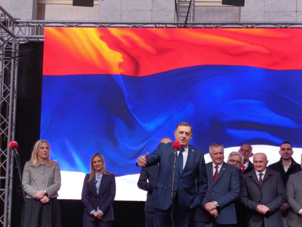 „REPUBLIKU SRPSKU IMA KO DA BRANI, IZ SARAJEVA DOLAZI NEMIR“ Dodik poslao moćne poruke na narodnom mitingu u Banjaluci (FOTO/VIDEO)