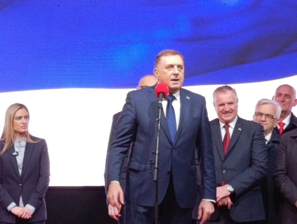 ДОДИК ЗАПЈЕВАО НА МИТИНГУ У БАЊАЛУЦИ: Орило се „Не може нам нико ништа“ (ВИДЕО)