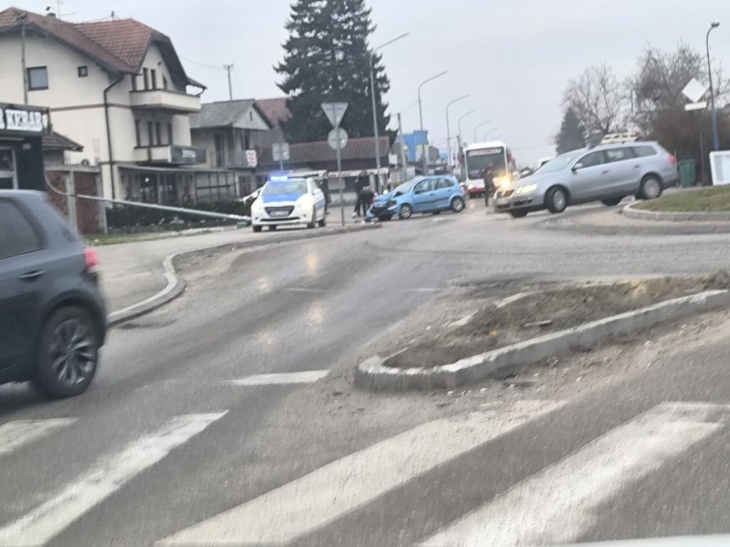 ZABIO SE U STUB RASVJETE: Nesreća u Trnu stvorila velike gužve