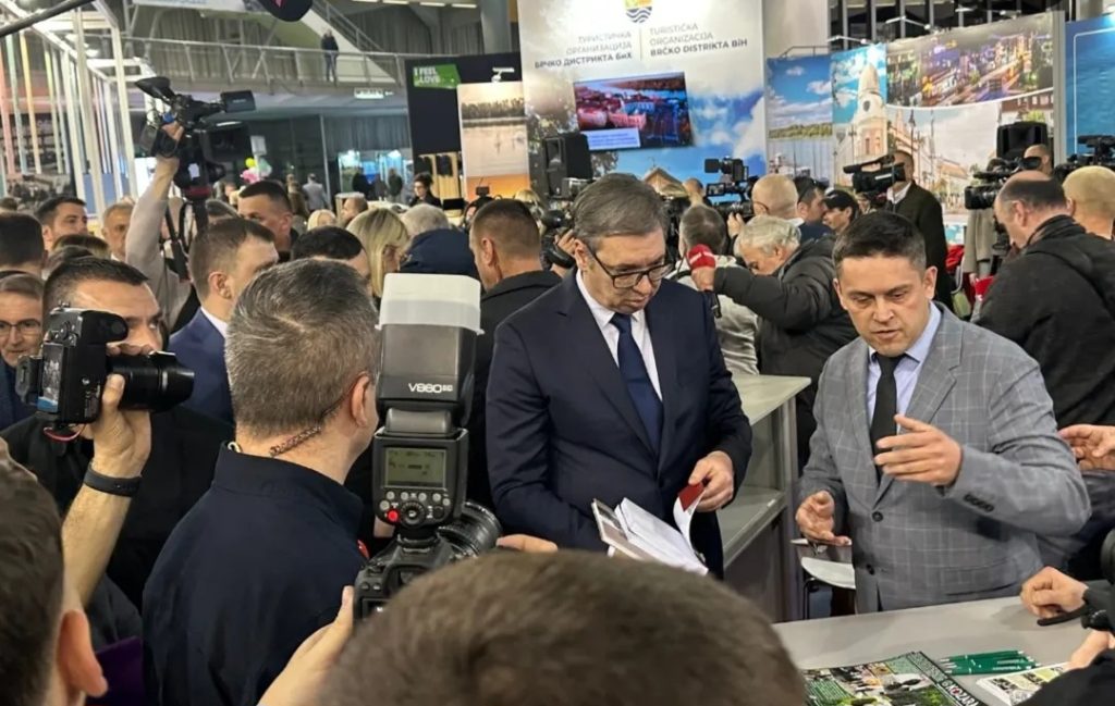 DOČEKALI GA SA NAJVEĆIM POČASTIMA: Aleksandar Vučić posjetio štand NP Kozara