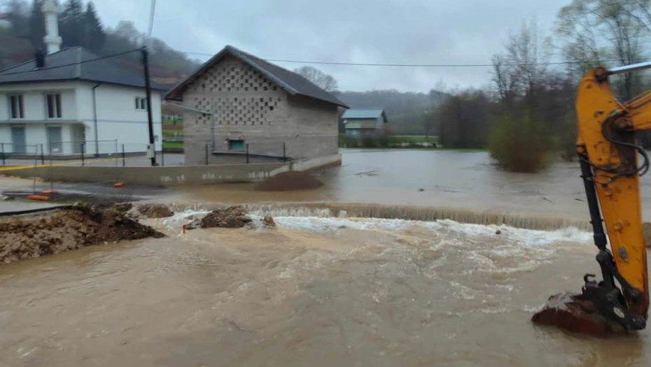 УЛИЦЕ У САНСКОМ МОСТУ ПОД ВОДОМ: Након стабилизације времена киша почела поново да пада
