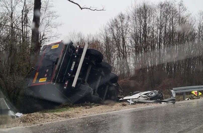 ЈЕЗИВИ ПРИЗОРИ КОД ШАМЦА: Камион се преврнуо, завршио у каналу