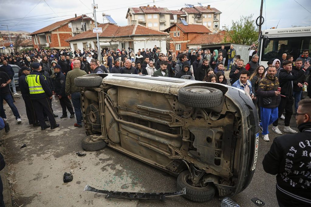 GRAĐANI U KOČANIMA BIJESNI: Kamenovali firmu vlasnika diskotete, pa prevrnuli njegovo vozilo