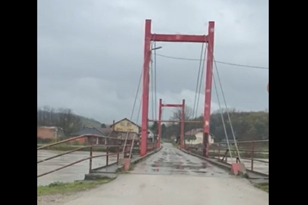 НАКОН ШТО ЈЕ КИША ОПЕТ ПАЛА: Страхује се да ће поплавити мост који води за Сански Мост и Љубију (ВИДЕО)