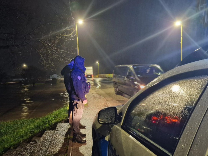 KOLOVOZI MOKRI I KLIZAVI, MOGUĆI I ODRONI: AMS RS upozorio vozače na oprez!