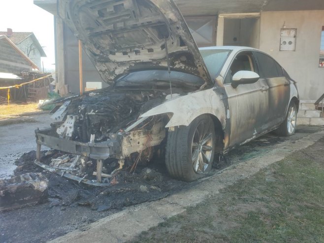 JANKOVIĆ NAKON ŠTO MU JE ZAPALJEN AUTOMOBIL ISPRED PORODIČNE KUĆE: „Ne može me niko uplašiti, jer da sam se plašio ne bih ni bio ovdje“ (FOTO)