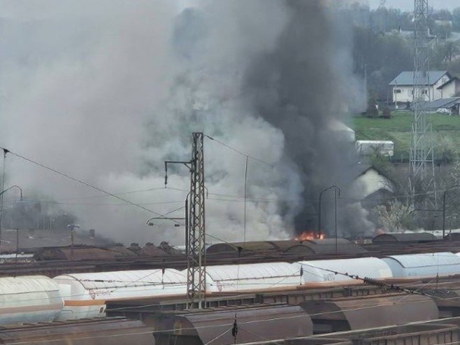 POŽAR U DOBOJU: Vatrogasci se borili četiri sata sa vatrenom stihijom na šest vagona (VIDEO)