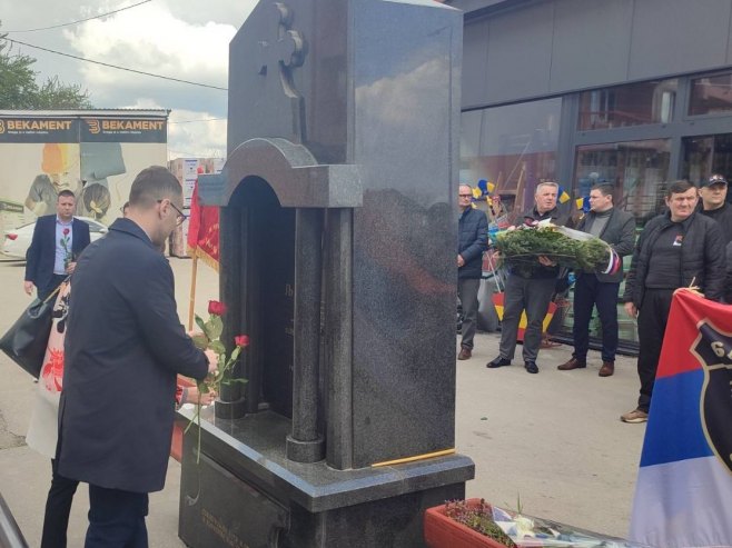 DAN ODBRANE GRADA BIJELJINA: Položeni vijenci ispred Mauzerovog spomenika poginulim borcima (FOTO)