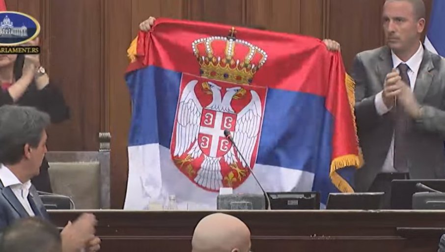„NAŠ ODGOVOR NA KURTIJEVU POLITIKU BIĆE SRBIJA“: Ana Brnabić razvila srpsku trovojku u Skupštini (FOTO/VIDEO)