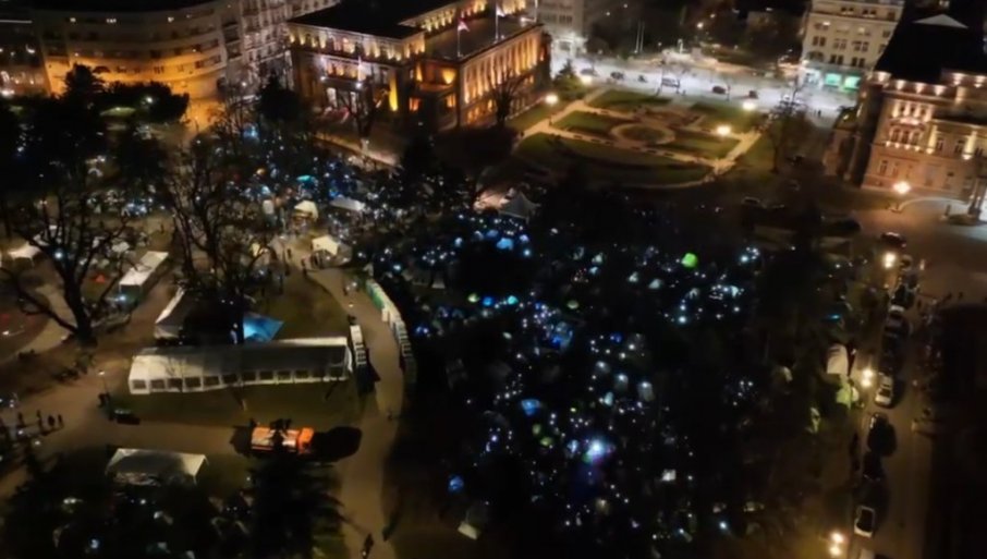 „HOĆEMO DA UČIMO“ Studenti osvjetleli Pionirski park (VIDEO)