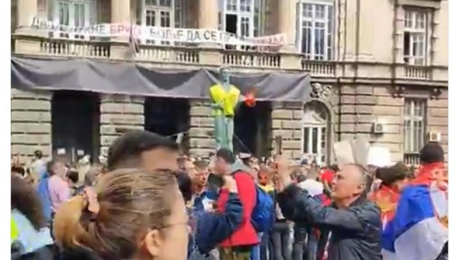 „ДАН ЗА УБИТИ ВУЧИЋА“ Поношева посланица скандалозном алузијом на мрежама призива најцрњи сценарио (ВИДЕО)