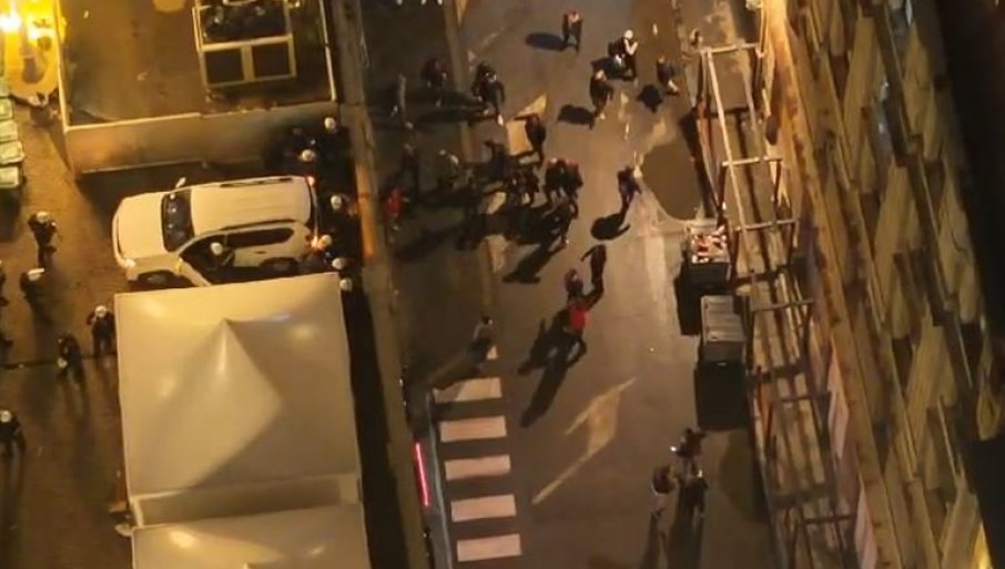 BLOKADERI NAPALI POLICIJU, PA POBJEGLI: Nemile scene iz Beograda (VIDEO)