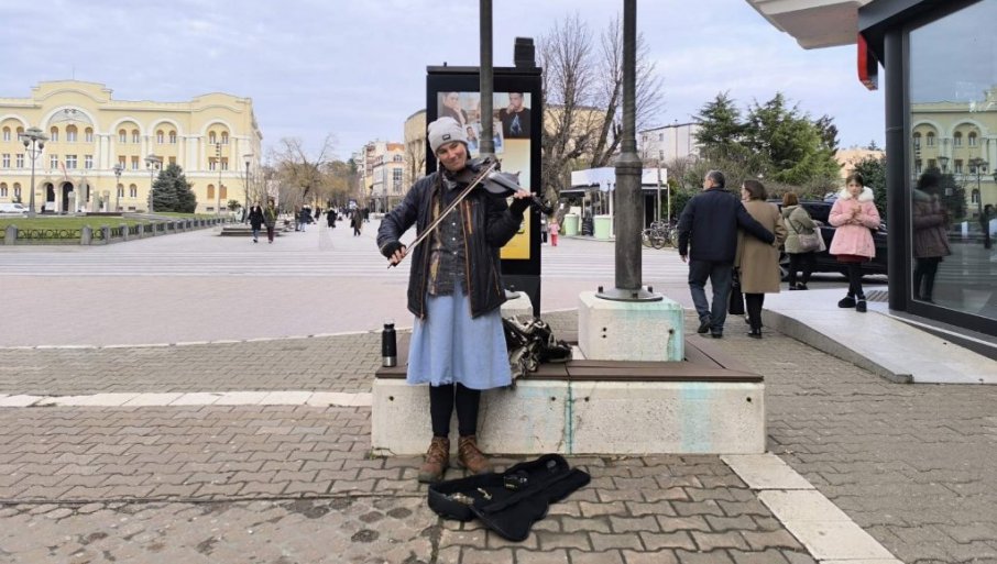 AMERIKANKA OČARALA BANJALUČANE: Svira violonu u Gospodskoj ulici, omiljeni pjevač Toma Zdravković (VIDEO)