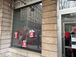 НА ЗГРАДИ НАЦРТАЛИ КРВАВЕ ШАКЕ: Блокадери тероришу „Новости“, „Курир“ и „Политику“ (ФОТО/ВИДЕО)