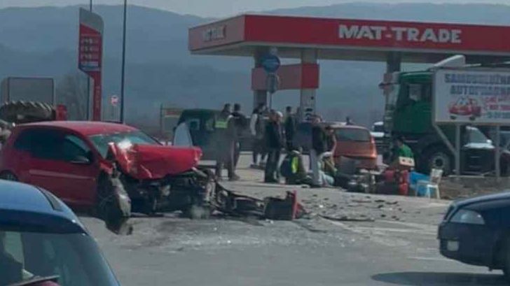 ТРИ ОСОБЕ ПОВРИЈЕЂЕНЕ: Тежак судар трактора и аутомобила код Градачца