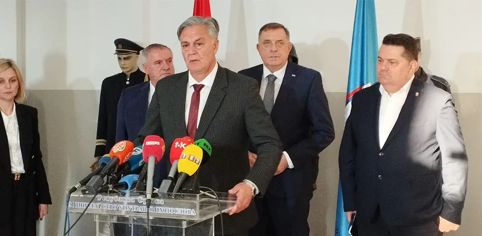 ИНТЕРПОЛ У СТОГОДИШЊОЈ ИСТОРИЈИ НИЈЕ РАСПИСИВАО ПОЛИТИЧКЕ ПОТЈЕРНИЦЕ: Каран о срамном потезу Суда БиХ