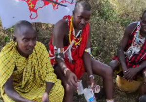 PLEME U AFRICI PROBALO SRPSKU RAKIJU: Pogledajte njihove reakcije (VIDEO)