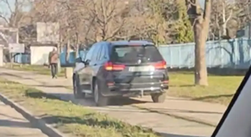 KRŠI SVA MOGUĆA SAOBRAĆAJNA PRAVILA: Džipom preko pješačke i biciklističke staze (VIDEO)