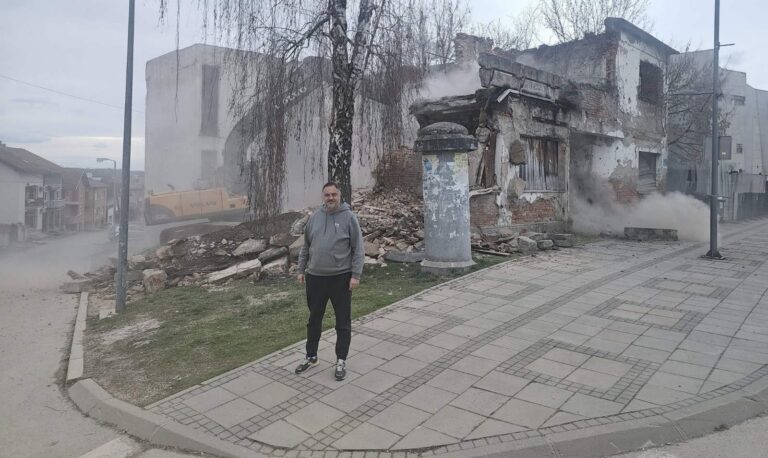 RUŠI SE ZGRADA NEKADAŠNJEG GIGANTA: Kraj za devastirani objekat u Derventi