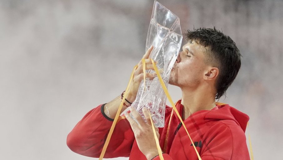 „ОН ЈЕ РАЗЛОГ ЗБОГ КОЈЕГ ИГРАМ ТЕНИС“: Јакуб Меншик након побједе над Ђоковићем у финалу Мајамија