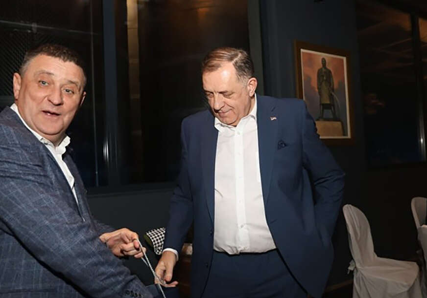 ĐAJIĆ DODIKU URUČIO POKLON ZA ROĐENDAN: Knjiga koja vijekovima izaziva rasprave među intelektualcima (FOTO)