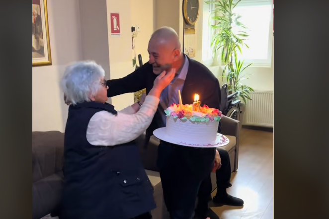 SPREMIO IZNENAĐENJE STAROJ MAJCI: Muškarac iz Bijeljine prešao 1.500 kilometara kako bi je obradovao za 87. rođendan (VIDEO)